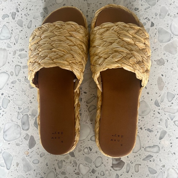 Raffia Slides - 9 - Picture 2 of 9
